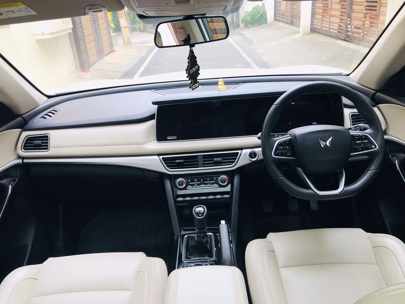 MAHINDRA XUV 700 AX7 DSL MT